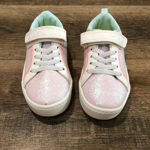 Carter’s size 9. Pearl white glitter shoes 🤍.